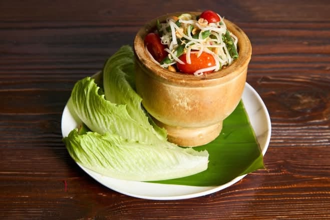 Som Tum (Papaya Salad)  (5 portions/tray).